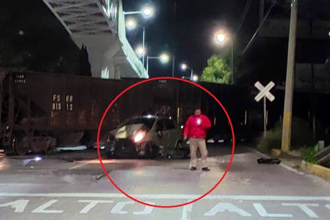 ¡Impactante! Tren arrolla auto que intentó ganarle el paso en el Boulevard Hermanos Serdán
