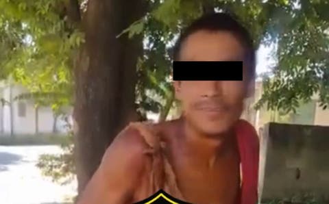 FUERTE VIDEO Captan a un indigente mordiendo la cabeza de un perrito que llevaba colgando