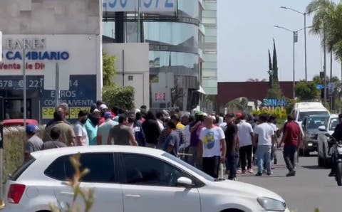 ¡Caos en Lomas de Angelópolis! Choferes de rutas 25 y MoviLomas cierran vialidad con palos y tubos