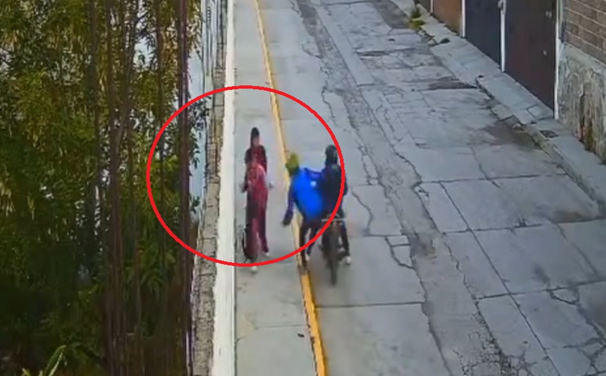 ¡Motoladrones al acecho! Asaltan a estudiantes en segundos en Totimehuacan (VIDEO)