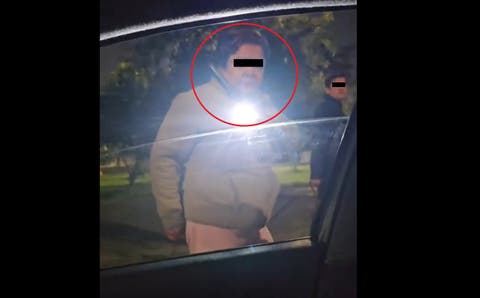 ¡Insólito! VIDEO Señora lanza heces de perro a automovilista en un parque