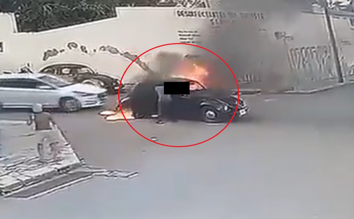 FUERTE VIDEO Captan momento en que una madre y su hija pequeña son rescatadas de un vochito que se prende en llamas