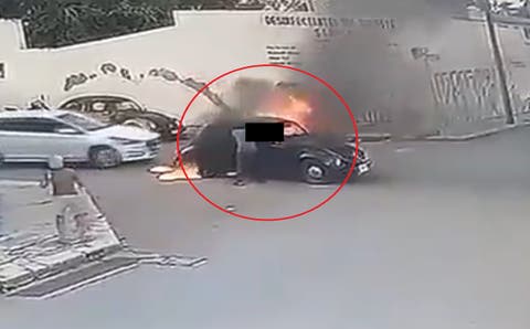 FUERTE VIDEO Captan momento en que una madre y su hija pequeña son rescatadas de un vochito que se prende en llamas