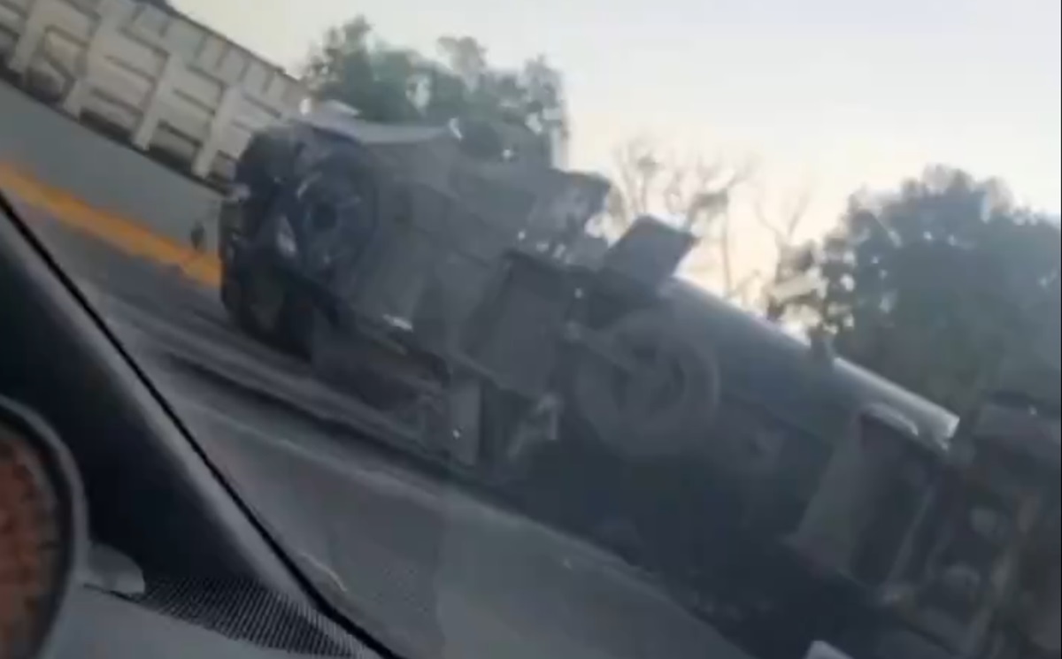 ¡Emergencia en la autopista! 🚨 Tráiler volcado transportando combustible en México-Veracruz