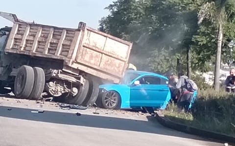 Fuerte accidente en Puebla: Mustang choca contra camión de materiales en el Boulevard de Las Cascadas, frente a Gran Reserva en Angelópolis