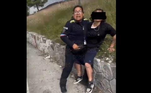 ¡Persecución en la Vía Atlixcáyotl! Dos jóvenes detenidos por viajar en auto robado