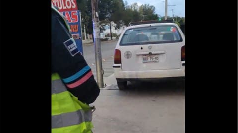 ¡Impunidad en Xonaca! Autos siguen invadiendo banquetas y Tránsito no actúa