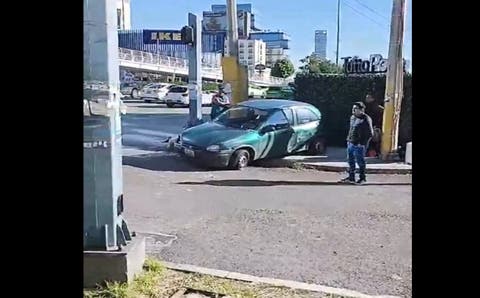 ¡Fuerte choque en Vía Atlixcáyotl! Auto termina sobre la banqueta