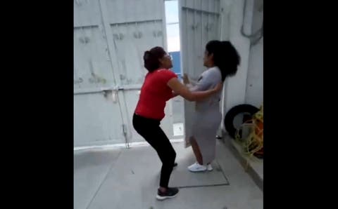 ¡Fuerte video ! Madre golpea y amenaza a maestra en plena escuela en Puebla