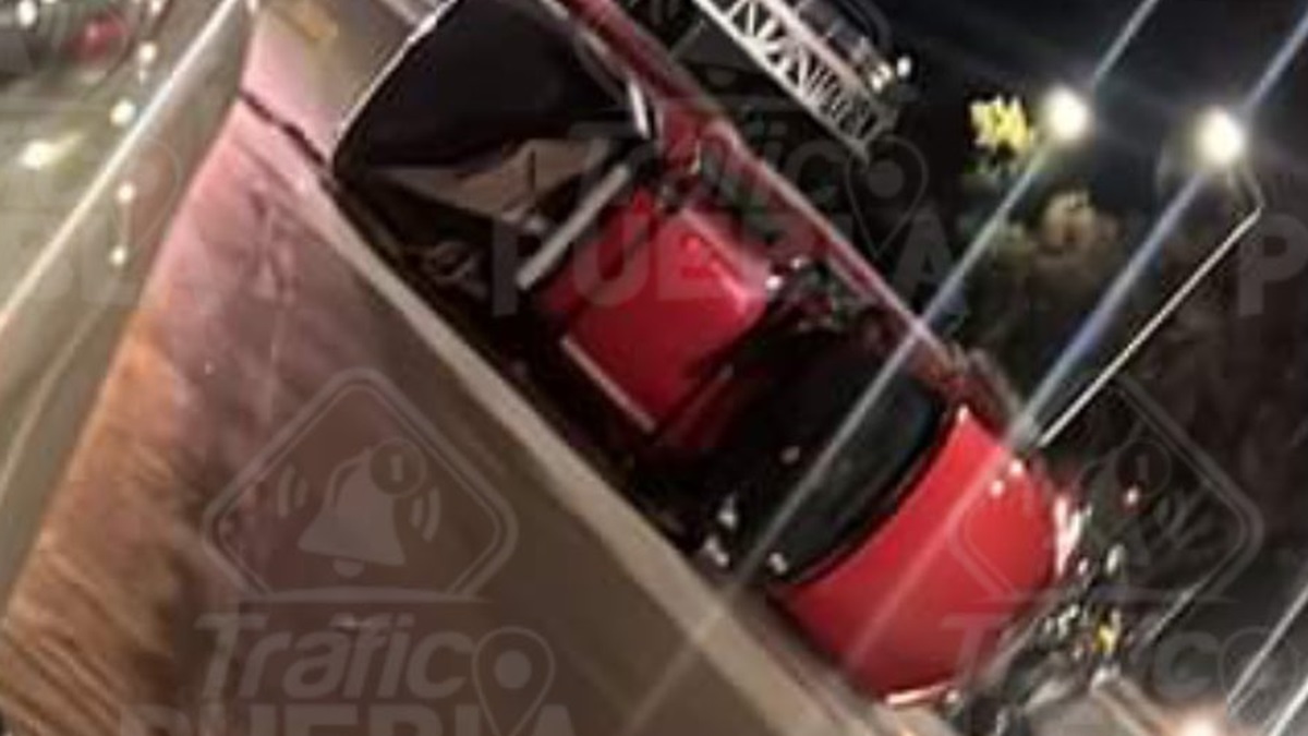 Fuerte accidente en la madrugada de sábado en Puebla:  Un automóvil rojo volcó en el Boulevard Niño Poblano