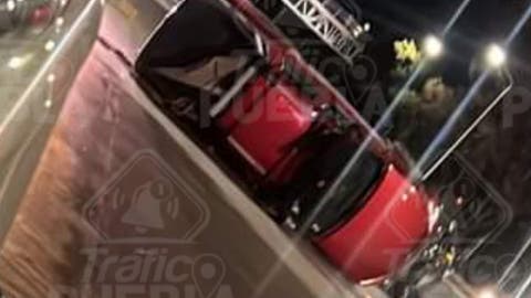 Fuerte accidente en la madrugada de sábado en Puebla:  Un automóvil rojo volcó en el Boulevard Niño Poblano