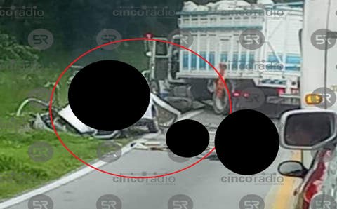 ¡Fuerte accidente en las curvas del Ocotal! Un auto quedó totalmente destrozado