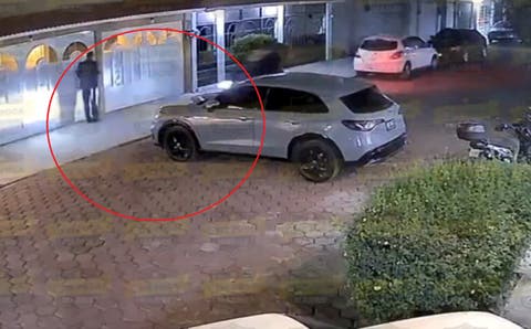 CAPTAN A ladrónes encañonando a un hombre para robarle su camioneta: arrancaron el auto tranquilamente