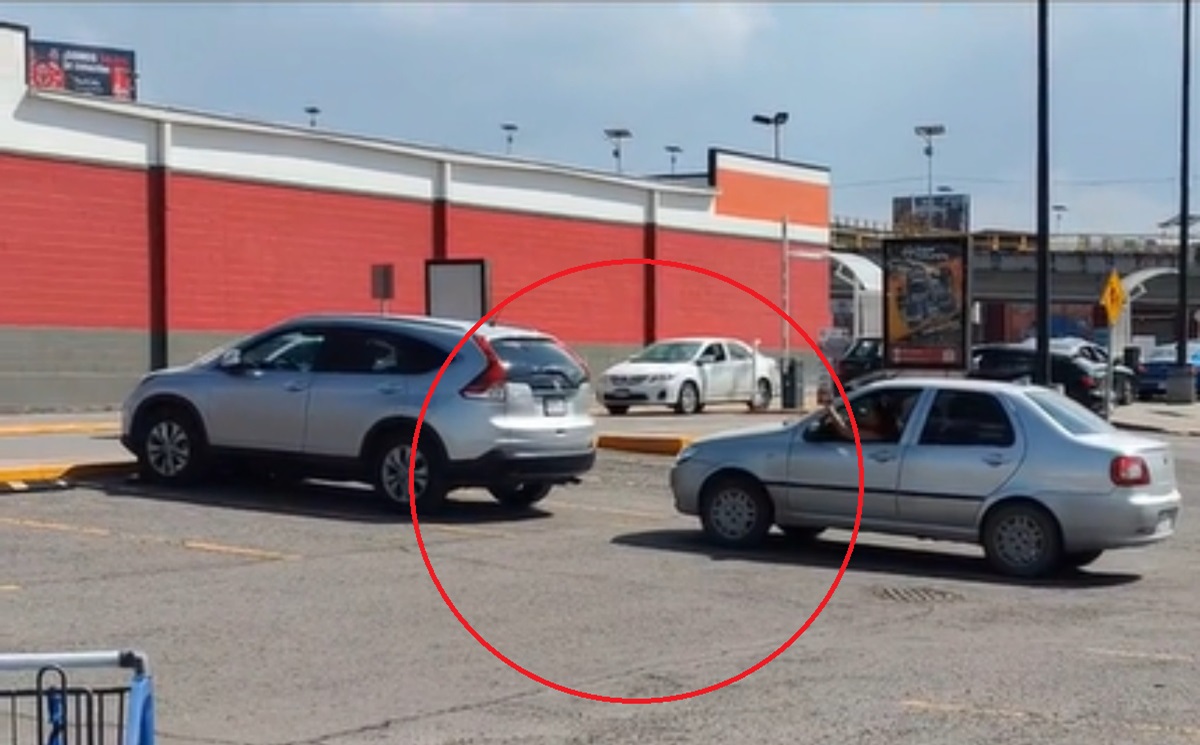 ‘Lady Déjame Pasar’: Mujer pelea con camioneta estacionada y confunde a las redes sociales