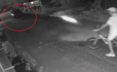 FUERTE VIDEO ¡Terrible accidente! Ciclista es brutalmente arrollado por un coche a exceso de velocidad