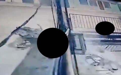 FUERTE VIDEO ¡Terrible tragedia! Biker se estrella contra un portón y muere