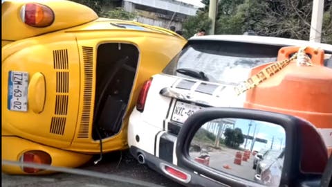 ¡Caos vial en Puebla! Periférico colapsado tras volcadura de un vocho