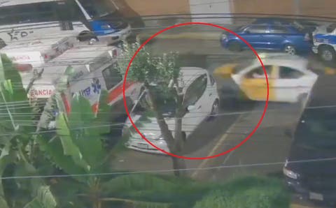 VIDEO ¡Se dio a la fuga!  Conductor de Taxi de la CAPU choca ambulancia y huye en Infonavit La Victoria