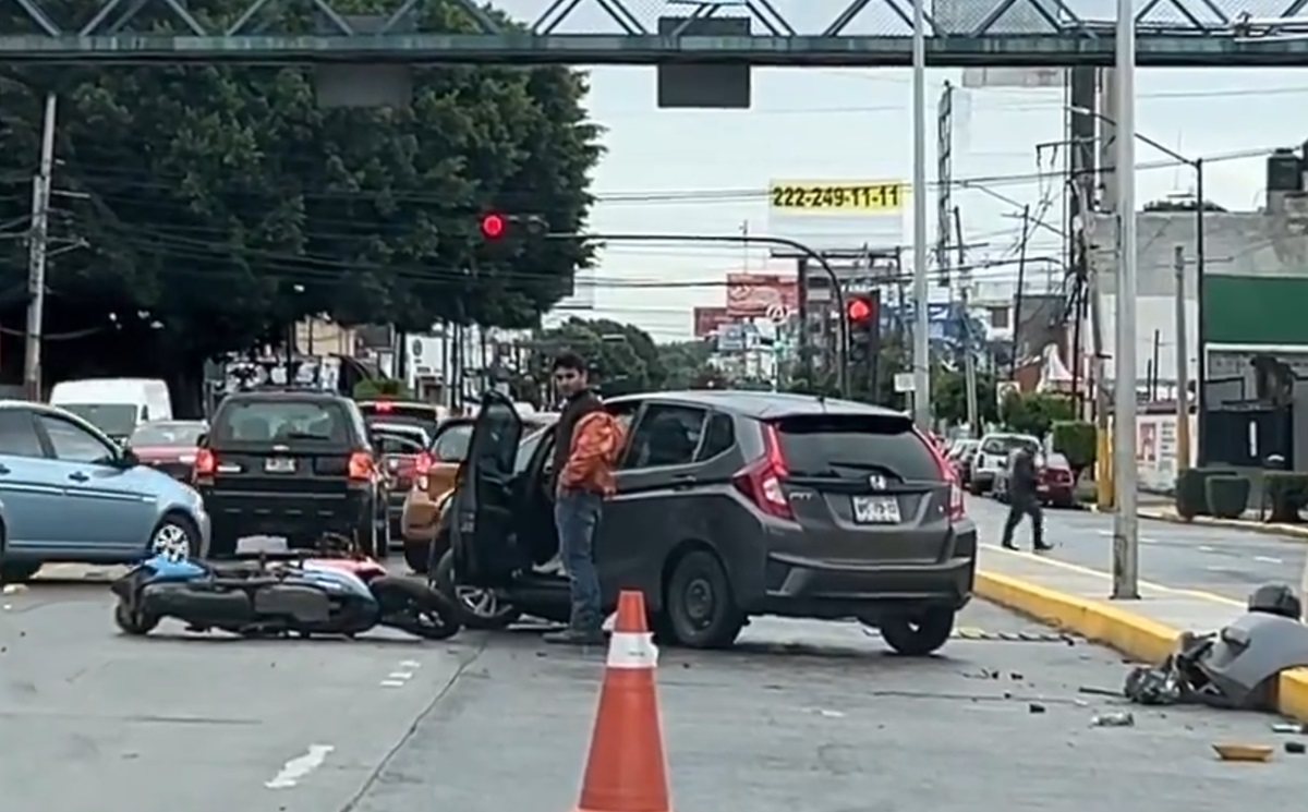¡Impactante choque en la 31 Poniente! Motociclista y auto colisionan bajando el puente cerca del Colegio Americano