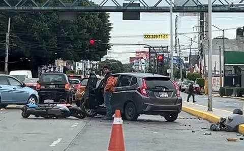 ¡Impactante choque en la 31 Poniente! Motociclista y auto colisionan bajando el puente cerca del Colegio Americano