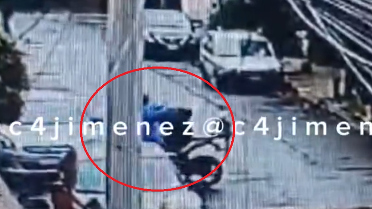 VIDEO Captan momento en que un policía alcanza y dispara a delincuente armado