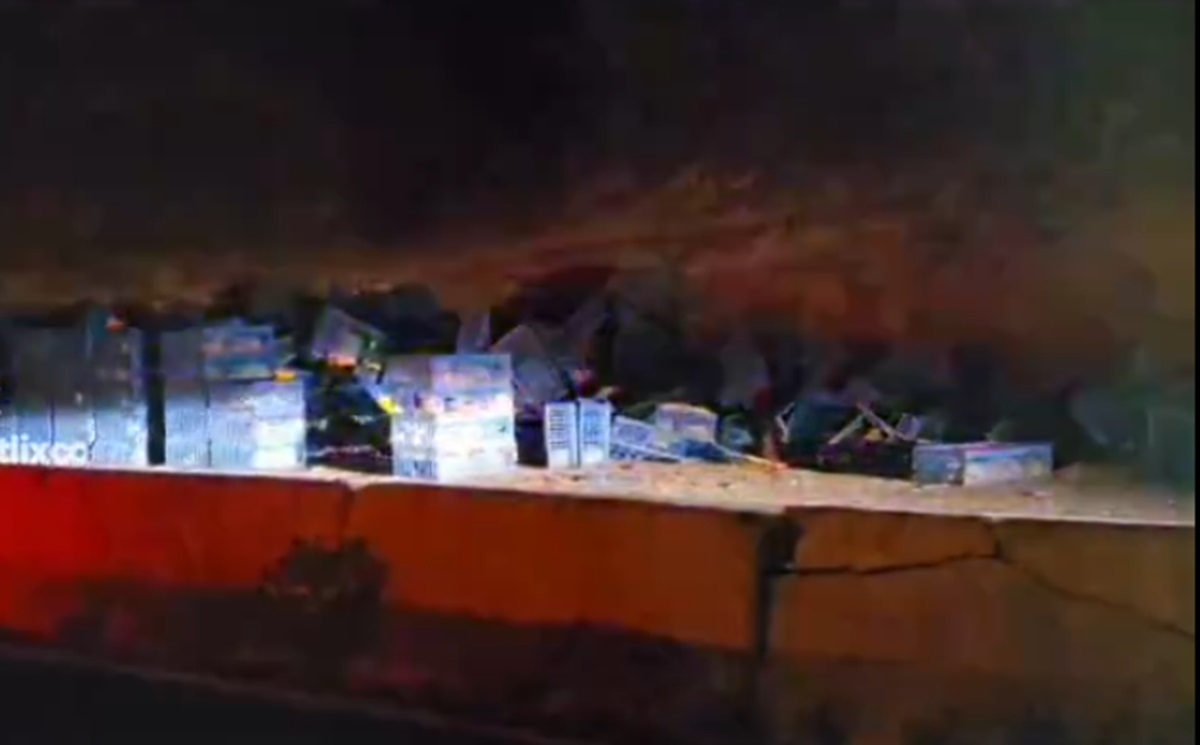 ¡Torton cargado de pollos se vuelca en la Vía Atlixcáyotl!