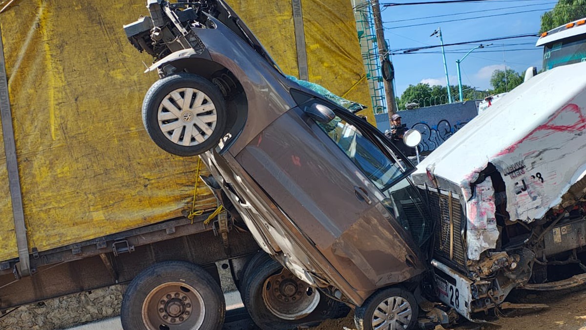 ¡Imágenes impactantes! Tráiler sin frenos causa caos en la autopista México-Puebla 🚨