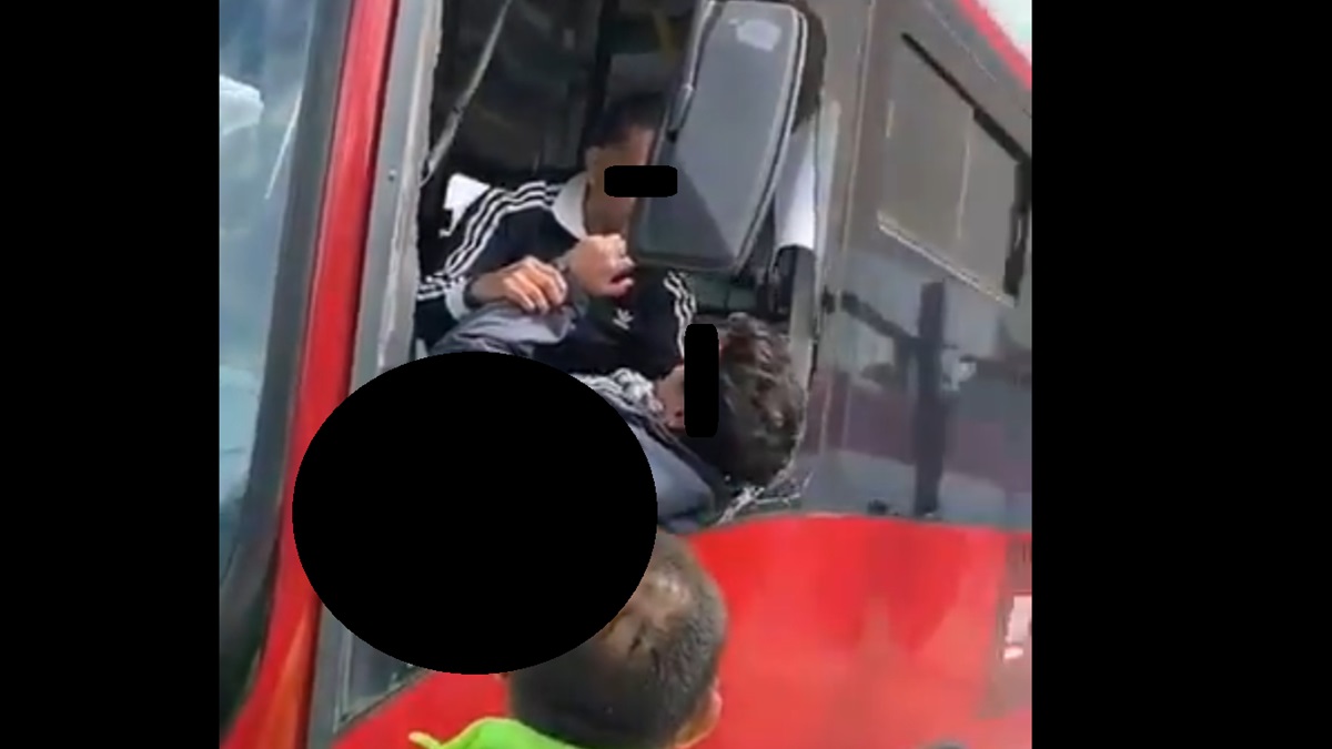 FUERTE VIDEO ¡Caos en el Metrobús! Pasajeros terminan a golpes y uno acaba herido con vidrios incrustados
