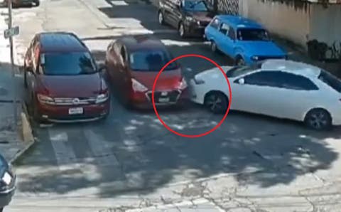 ¡Impactante choque y huida! Automovilista se da a la fuga en La María, Puebla