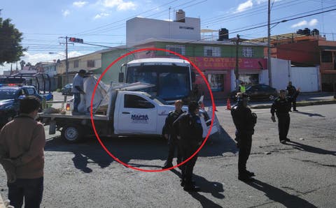 ¡Choque en Puebla! Camioneta de cemento impacta a unidad RUTA en la 105 Poniente; hay heridos