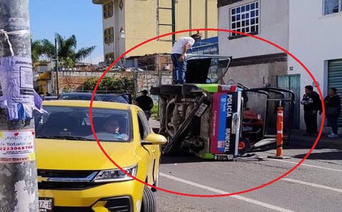 Policías vuelcan patrulla en persecución de delincuentes en Puebla: caos vial en 11 Norte