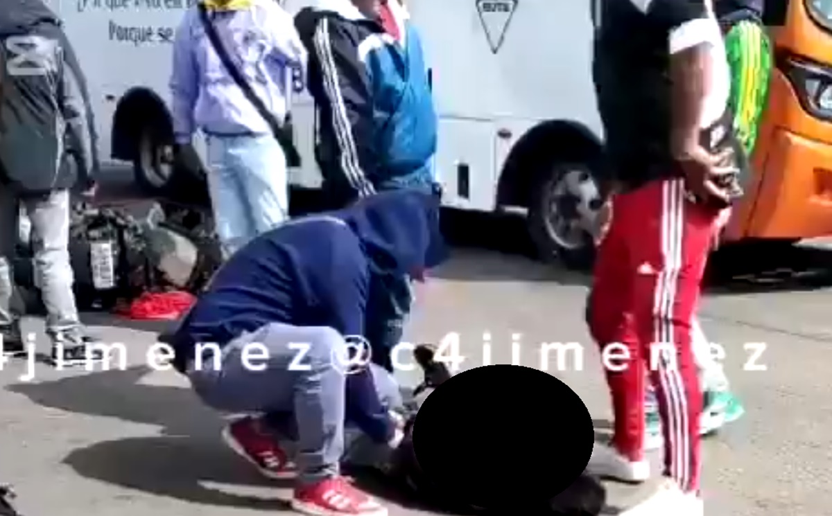 ¡Justicia ciudadana! Así acaba un ratero que robó a una mujer y se cayó de su moto al intentar huir