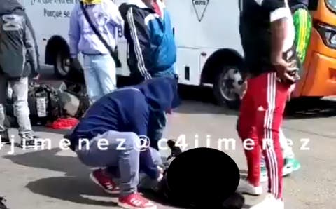¡Justicia ciudadana! Así acaba un ratero que robó a una mujer y se cayó de su moto al intentar huir