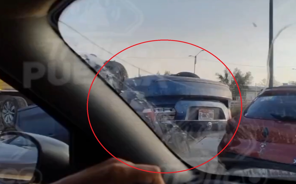 ¡Viernes de caos en el Periférico! Auto volcado causa tráfico intenso a la altura de la 24 Sur