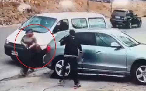 Mujer saca escopeta para defenderse de agresor con tubo: video genera polémica en redes