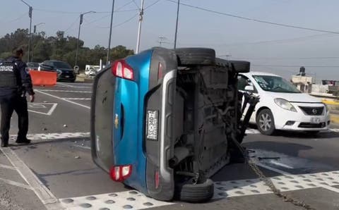¡Cuidado, Puebla!; Conductor vuelca su auto en Periférico Ecológico, ahora en Flor del Bosque