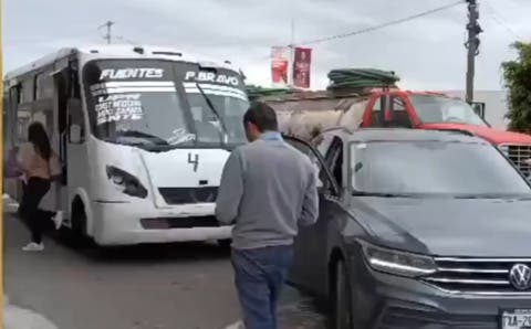 VIDEO Choque entre camioneta y camión de Ruta 4 provoca caos en Puebla
