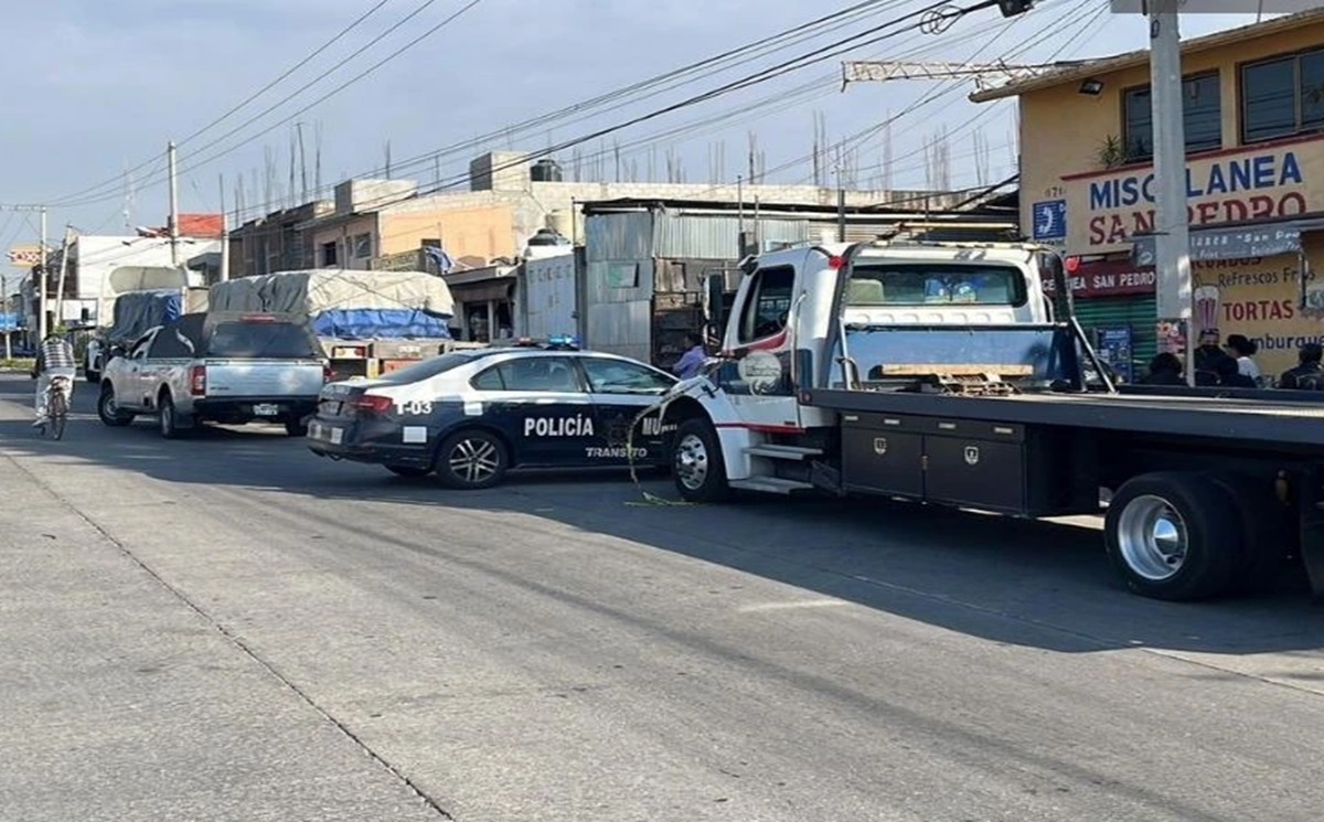 ¡Impacto fatal! Motociclista pierde la vida tras chocar contra doble remolque en Atlixco