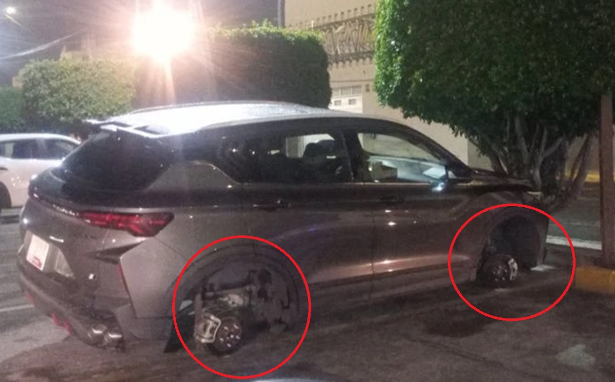 ¡ALERTA! Roban llantas a dos camionetas en estacionamiento de Plaza San Pedro, Puebla