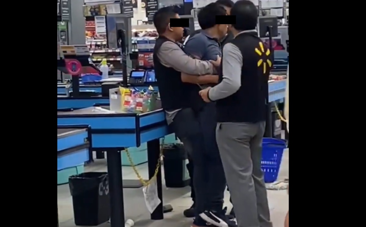 VIDEO ¡Abuso en Walmart San Manuel! Gerente y empleados golpean a joven sin motivo