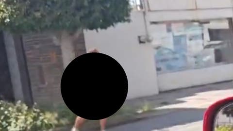VIDEO Poblanos captan a un hombre en ropa interior pidiendo dinero en Prados de Agua Azul