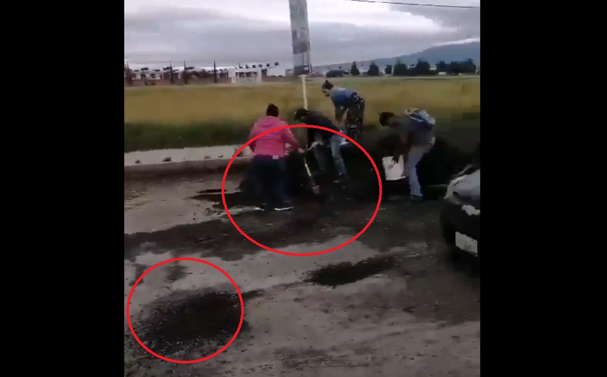 Poblanos arman “coperacha” para pagar un camión de materiales y tapar baches en Misiones de San Francisco