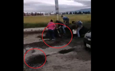 Poblanos arman “coperacha” para pagar un camión de materiales y tapar baches en Misiones de San Francisco