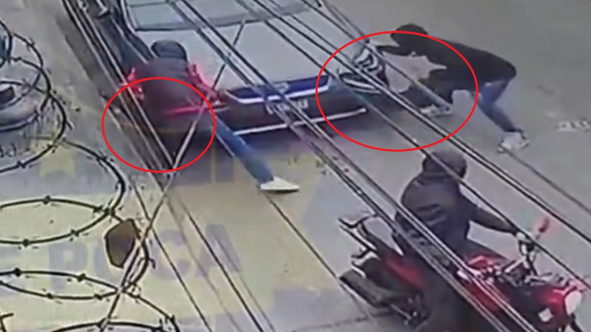 ¡Robo Express en Plena Luz!  Ladrones arrancan faros de un Mazda en segundos