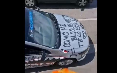 “Por infiel”: Captan a poblano manejando su auto lleno de mensajes de venganza por presunta infidelidad