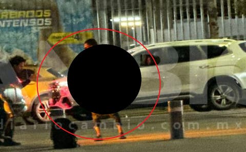 FOTOS ¡Escena inesperada! Poblano “en paños menores” convierte calle del Auditorio Metropolitano en set de fotos