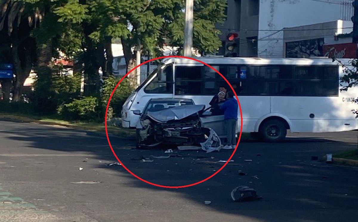 ¡FUERTE Choque en 43 Poniente y 3 Sur! Transporte público choca contra una monja y destroza su auto