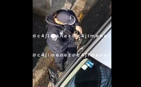 VIDEO ¡Corrupción al descubierto! Cachan a Mujer policía recibiendo soborno de un conductor