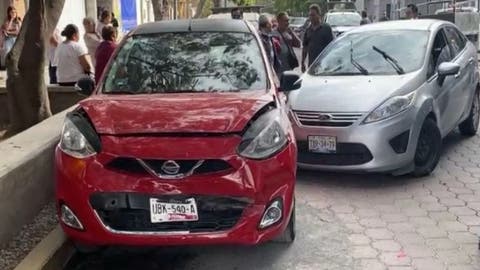 ¡Infarto al volante! Hombre pierde el control y choca contra autos en Puebla