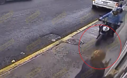 ¡Terrible asalto! Motoladrones arrastran a mujer para robarle su bolsa